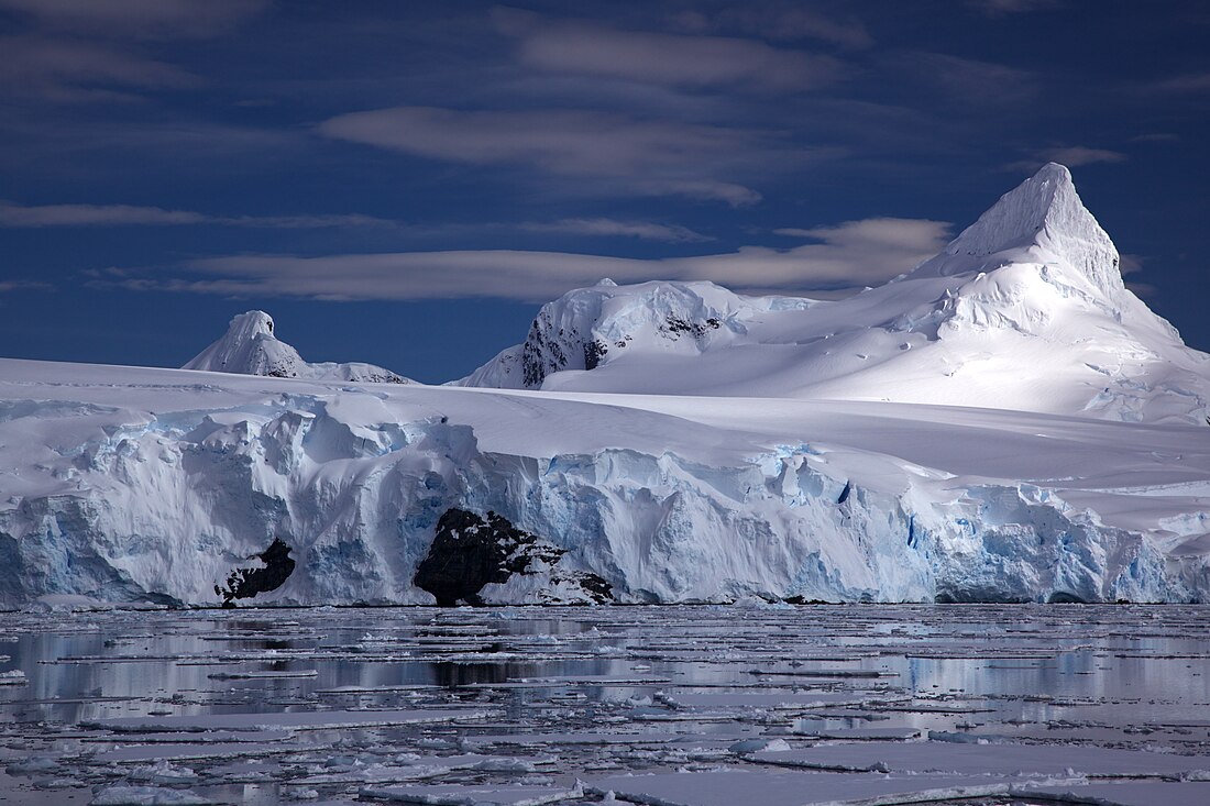 File:Glacier on Antarctic coast, mountain behind.jpg