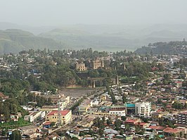 Een overzicht van Gondar, middenin het kasteel van Fasilades, op de voorgrond achter een hoge antenne; het postkantoor