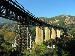 Временните колони на моста над река Горгопотамос на мястото на предходни железобетонни, взривени от британско-гръцките сили на съпротивата на 25 ноември 1942 г.