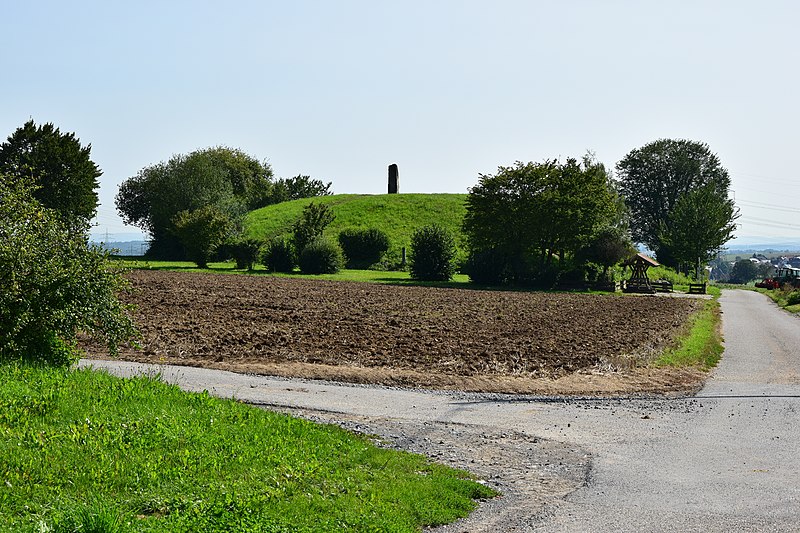 File:Grabhügel des Keltenfürsten von Hochdorf 01.jpg