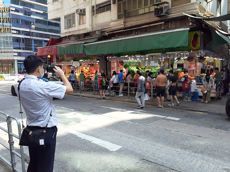 File:HK SYP 西營盤 Sai Ying Pun 正街 Centre Street shop vegetable 小販管理隊 Hawker Control Teams at work April 2021 SS2 01.jpg