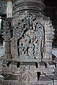 Sockelrelief mit Vishnu als Eber (varaha) und der Erdgöttin (bhudevi) in einem torana