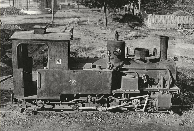 File:Heeresfeldbahnlokomotive 'E17' der kaiserlichen japanischen Heeresfeldbahn, O&K Werks-Nr. 9537, Baujahr 1921, vermutlich in Chiba auf einem Foto von Shigenobu Usui um 1945.jpg