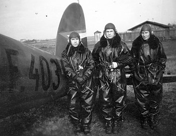 Hungarian pilots with a He 70K Heinkel He-70K tipusu tavolfelderito repulogep. Fortepan 26472.jpg