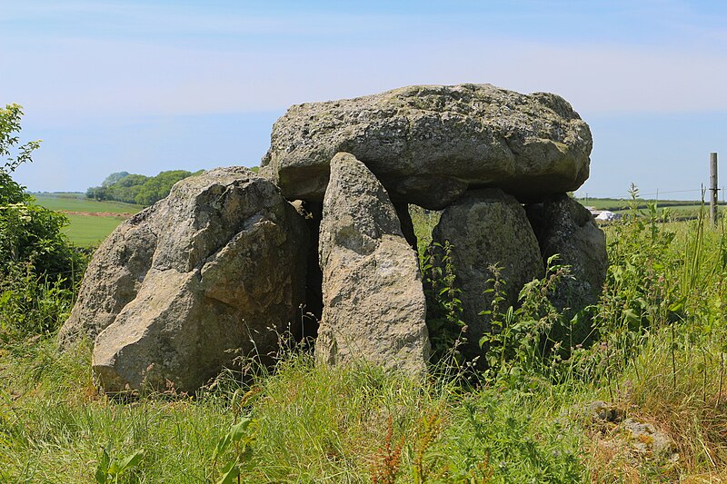 File:Helstone dolmen entrance.jpg