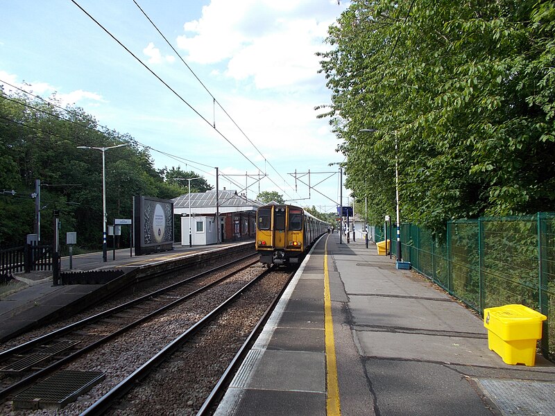 File:Hertford North stn look north.jpg