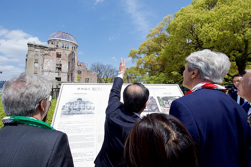 File:Hiroshima Mayor Kazumi Matsui Shows Secretary Kerry the Hiroshima Peace Memorial (25758655634).jpg