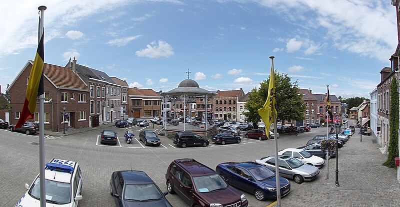 File:Hoegaarden gemeenteplein.jpg