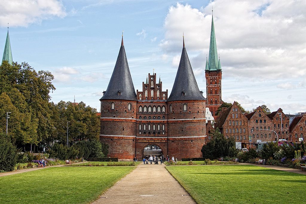 Holstentor (Feldseit); im Hintergrund Salzspeicher und St. Petrikirche. Altstadt Lübeck Rundgang