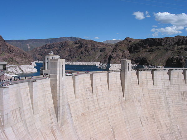 De stroomafwaartse kant van de dam
