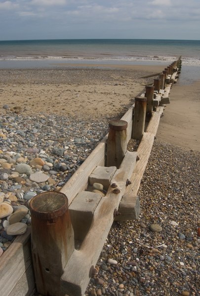 File:Hornsea groyne - geograph.org.uk - 1483884.jpg