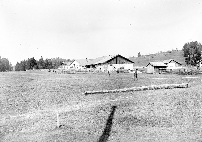 File:Infanteristen beim Angriff in den Manövern im Grenzgebiet - CH-BAR - 3241230.tif