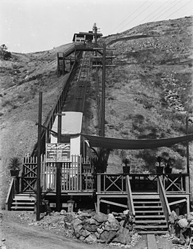 Pulau Gunung api di Santa Catalina Island, sebuah lereng kabel kereta api di sisi bukit, 1910 (CHS-2795).jpg