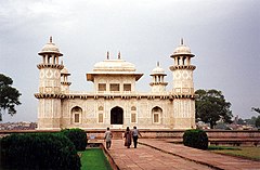 Otra vista del mausoleo