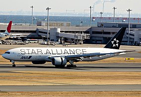 ANA Boeing 777-200 dengan liveri Star Alliance