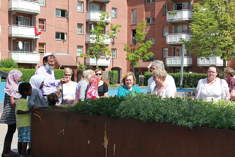 File:Janni Milsted fra Mjoelnerparken i Koebenhavn viser et projekt frem, hvor beboerne har vaeret med til at plante krydderurter og baerbuske i store kasser i de fire garde i Mjoelnerparken.jpg