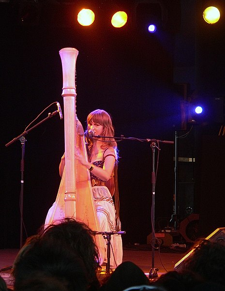 File:Joanna Newsom-2005-Roskilde.jpg