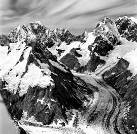 Ледник Джона Хопкинса, гора Литуйя и гора Солсбери, приливный ледник и висячие ледники, 27 августа 1969 года (GLACIERS 5499) .jpg