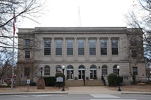 Johnson County Courthouse (2015). Das 1934 fertig gestellte Courthouse ist seit Juni 1991 im NRHP eingetragen.[1]