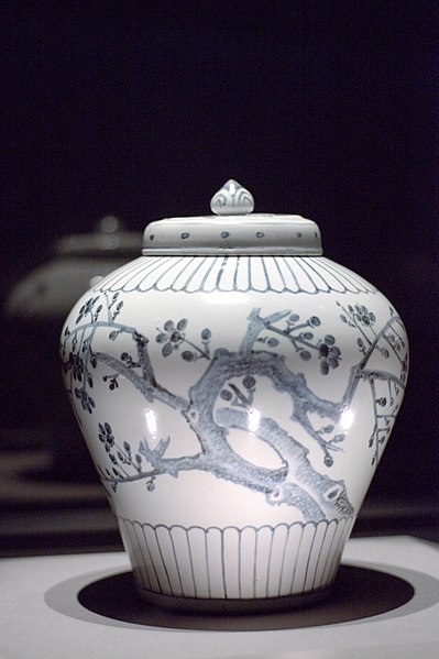 File:Joseon porcelain Lidded pot to draw pattern of plum blossom, and Bamboos wtith blue pigment 01.jpg