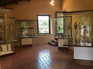 Allestimento con i reperti ceramici medievali e rinascimentali al primo piano, Torre Julia de Jacopo, Museo della Città