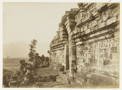 KITLV 29214 - Kassian Céphas - Stair and gate Borobudur - 1890-1891.tiff