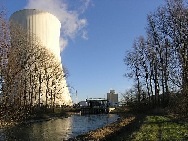 Cooling tower and water discharge of a nuclear power plant