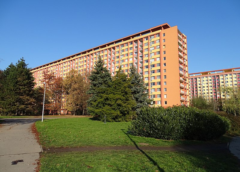 File:Kobylisy, park, paneláky ve Famfulíkově (01).jpg