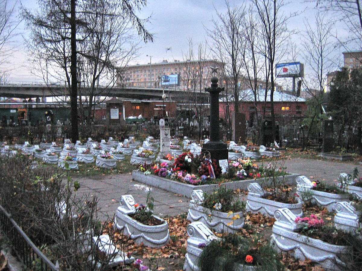 Файл:Krasnenkoe cemetery 4.jpg — Википедия