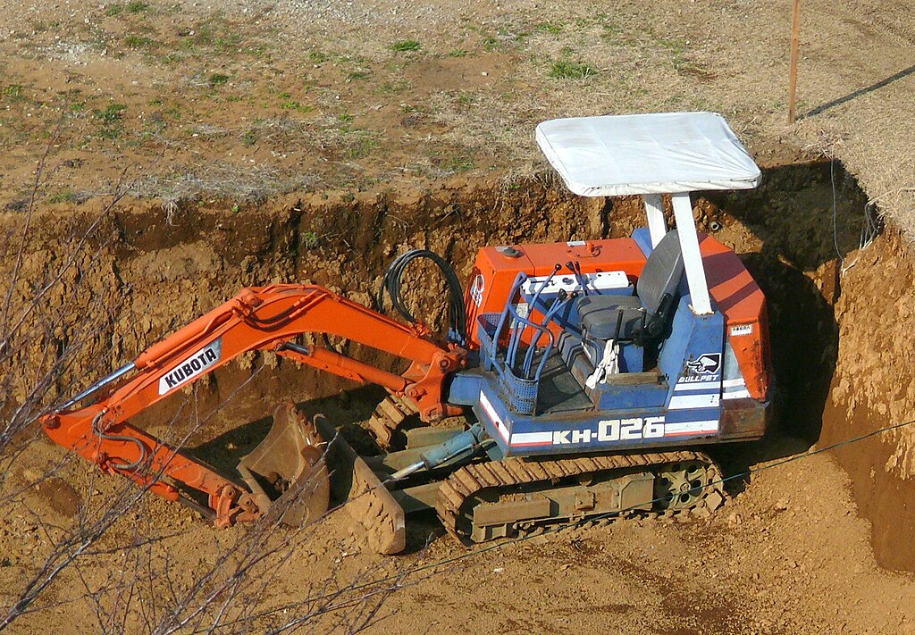 File:Kubota excavator KH-026.JPG - Wikimedia Commons