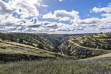 Přehrada La Grange z vrcholu Nové přehrady Don Pedro Dam.jpg