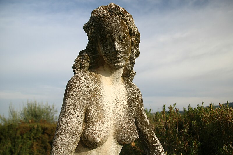 File:Lamporecchio, Villa Rospigliosi, statua del giardino 05.jpg