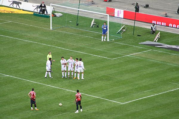 Cabaye (bottom left) preparing to take a free kick against Lyon in the 2007–08 season