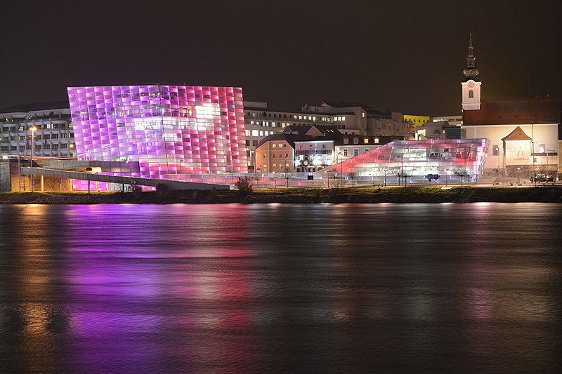 File:Linz Ars electronica center lila DL.jpg