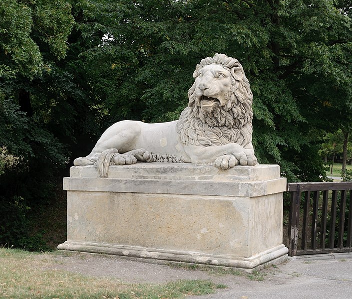 File:Lion statue - Laxenburg.jpg