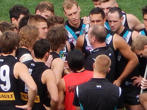Ken Hinkley talking to his Port Adelaide players in 2014.