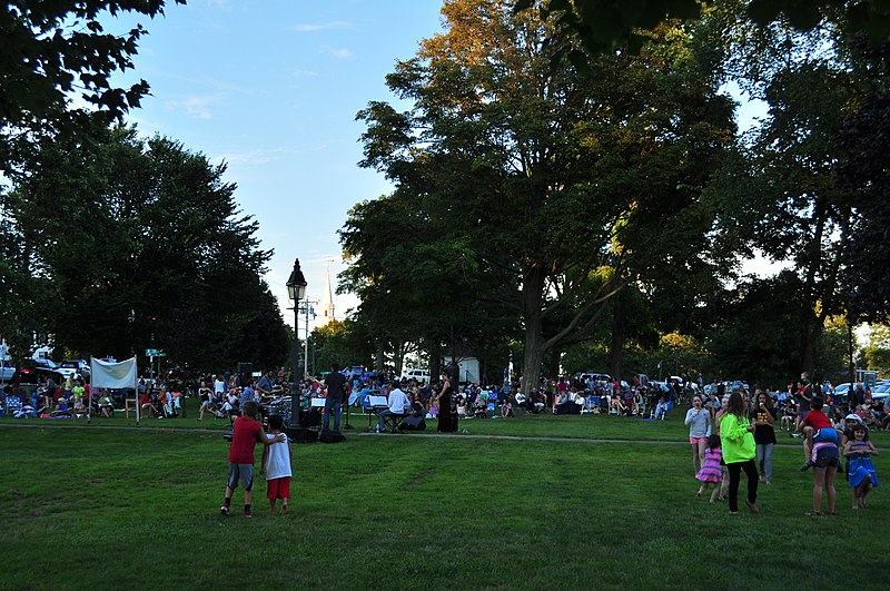 File:Litchfield, CT - evening concert on the Green 01 (9371966177).jpg