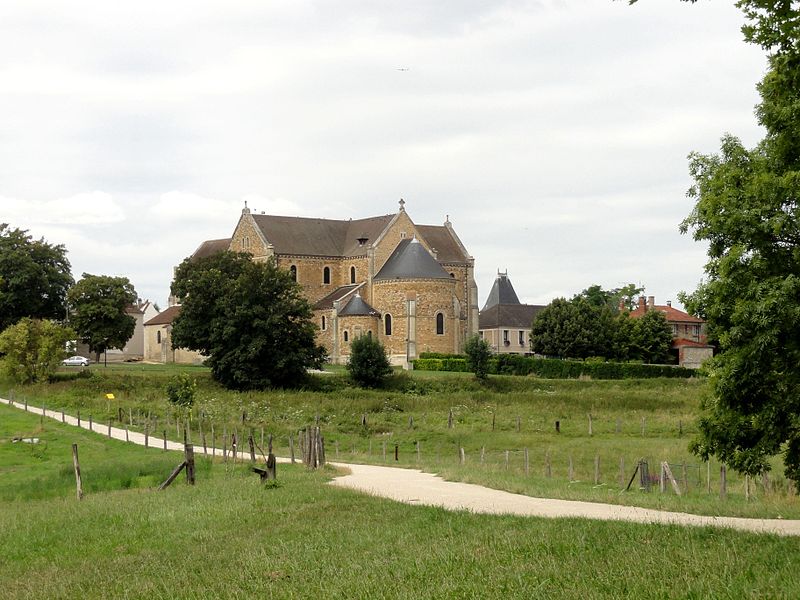 File:Longpont (91), basilique N.D. de Bonne Garde, vue depuis le sud-est 2.jpg