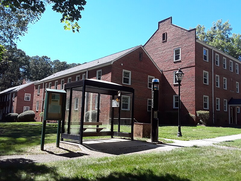 File:Ludwell Apartments housing complex, W&M (4).jpg