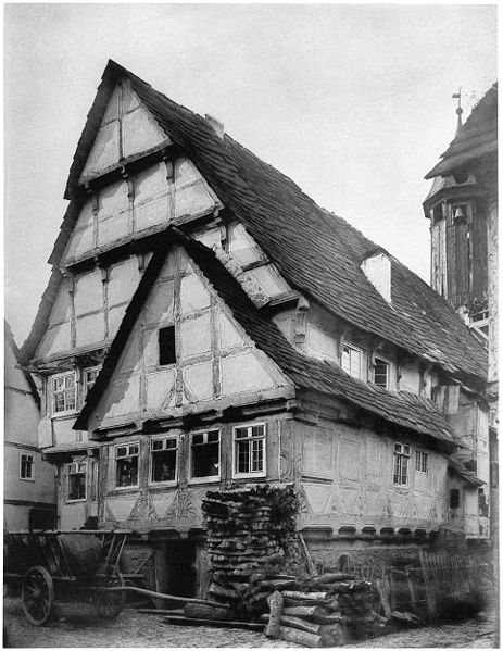 File:Ludwig Bickell-Hessische Holzbauten-Heft 02 03-1891-024-Helmarshausen Rathaus abgebrochen Sommer 1890 Hauptbau c 1480 Anbau 1585.jpg