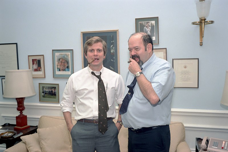 File:Lyn Nofziger Talking with Lee Atwater in Nofzigers Office in The White House.jpg