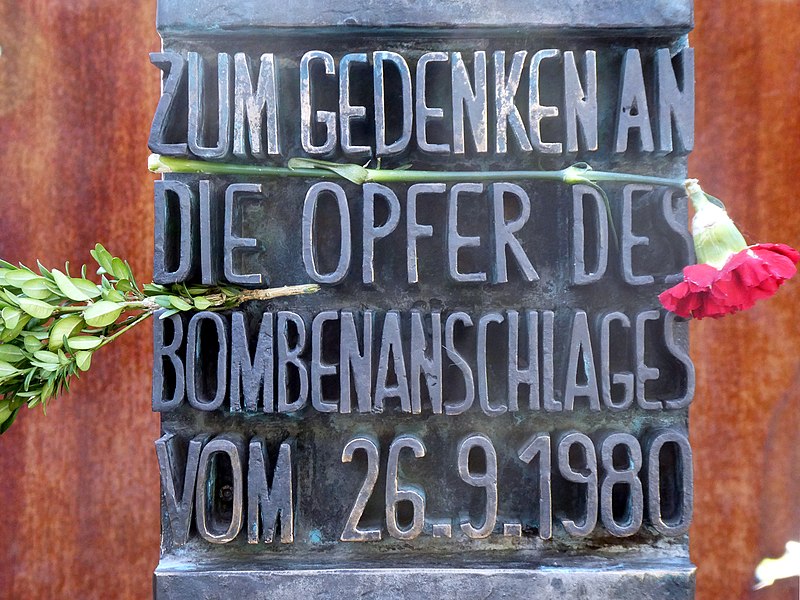 File:München, Denkmal Oktoberfestanschlag, 11.jpeg