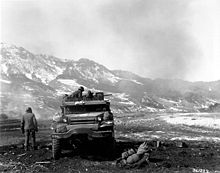Um M16 em um cume durante a Guerra da Coreia.