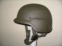 Casque de combat en polyéthylène actuellement en usage dans l'armée française.