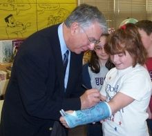 Congressman Manzullo signs a cast Manzullo signs cast.jpg