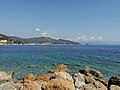 Mar Ligure, isola di Bergeggi e costa di Ponente verso Genova visti dal molo (V) - Noli.jpg