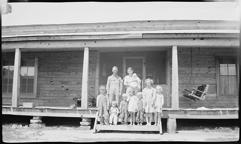 File:Mc Cracken, Early, family on front porch of their home - NARA - 280936.jpg