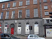 Old Limerick Town Hall 1847-1990 Mid-west business institute Limerick 2009.jpg