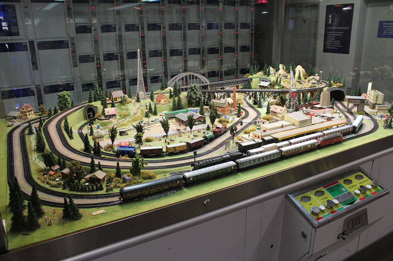 File:Model railroad layout displayed at the Dresden 