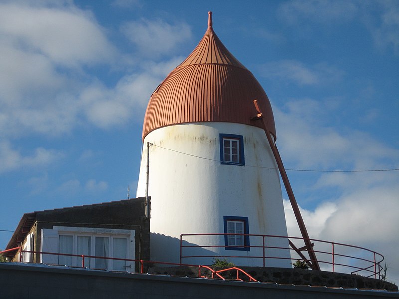 File:Molino de viento en Santa Cruz (6061361895).jpg